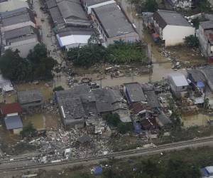 <i>Vista aérea de una zona inundada en Hat Yai mientras la situación de las inundaciones comienza a disminuir, provincia de Songkhla, Tailandia, 28 de noviembre de 2025. Graves inundaciones en nueve provincias del sur han causado más de 100 muertos y afectado a más de 2,7 millones de residentes, según Wirun Supasingsiripricha, director del Instituto de Medicina Forense del Hospital General de la Policía. (Inundaciones, Tailandia) EFE/EPA/NARONG SANGNAK</i>