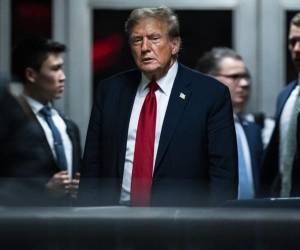 <i>El expresidente estadounidense Donald Trump sale de la sala del tribunal después del primer día de selección del jurado en el Tribunal Penal de Manhattan el 15 de abril de 2024 en la ciudad de Nueva York. FOTO Jabin Botsford-Pool/Getty Images/AFPPISCINA / GETTY IMAGES NORTEAMÉRICA / Getty Images vía AFP</i>