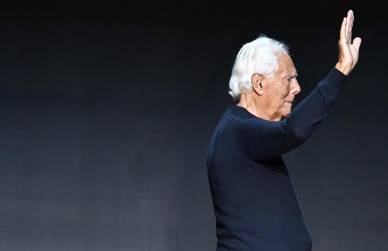 <i>MILÁN (Italia), 04/09/2025.- (ARCHIVO) - El diseñador de moda italiano Giorgio Armani saluda al público durante la Semana de la Moda de Milán, en Milán, Italia, el 21 de septiembre de 2023 (4 de septiembre de 2025). Armani falleció a los 91 años, según confirmó su compañía el 4 de septiembre de 2025. (Moda, Italia) EFE/EPA/DANIEL DAL ZENNARO</i>