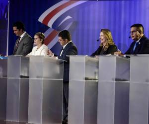 <i>Los candidatos presidenciales, de izquierda a derecha, José Aguilar del partido Avanza; Laura Fernández, candidata del partido Pueblo Soberano; Álvaro Ramos del partido Liberación Nacional; Claudia Dobles del partido Coalición Agenda Ciudadana; Fabricio Alvarado del partido Nueva República, y Ariel Robles del partido Frente Amplio, participan en un debate este lunes, en San José (Costa Rica). El eventual establecimiento de un estado de excepción para combatir el narcotráfico en Costa Rica, país reconocido históricamente por su defensa de la paz y la democracia, dividió a seis de los principales candidatos a la presidencia del país en el marco de uno de los últimos debates previos a las elecciones del próximo 1 de febrero. EFE/Jeffrey Arguedas</i>