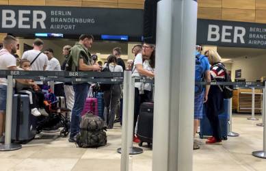<i>Las largas colas, las cancelaciones de vuelos y la confusión entre los pasajeros son la tónica este sábado en el aeropuerto de Bruselas y en el de Heathrow, en Londres, debido a un ciberataque que también ha afectado al aeródromo de Berlín-Brandeburgo, en Alemania. EFE/Salvador Martínez Mas</i>