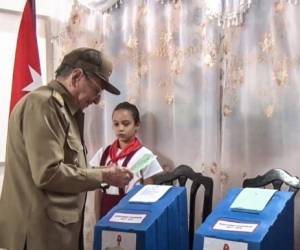 Captura de imagen de la TV cubanda del momento en el que el presidente cuban Raúl Castro acudió a votar en un centro de Santiago de Cuba. Foto AFP.