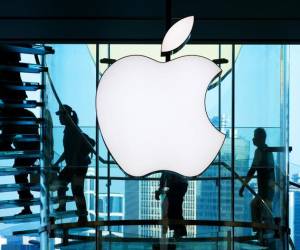 Apple informó a principios de mayo que si los aranceles impulsados por Trump se mantienen en el nivel actual, la compañía sufrirá un impacto de unos US$900 millones en costos para la empresa el próximo trimestre. Nikada / Getty Images