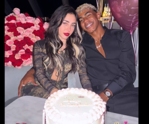 La imagen, compartida por Yamal en sus historias de Instagram y luego republicada por Nicki Nicole, los muestra abrazados en un ambiente decorado con flores, globos y una torta rodeada de pétalos de rosa. Foto de EFE