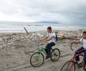 La basura que transporta el cauce del río Motagua inunda de basura unos 15 km de playas en la frontera entre Guatemala y Honduras (Caribe), además ha formado una isla de desechos que amenaza al arrecife de coral de las Islas de la Bahía.