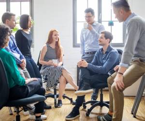 Más del 50 % de los jóvenes de la Generación Z considera cambiar de trabajo en los próximos seis meses, en busca de entornos con mayor flexibilidad, propósito y oportunidades de desarrollo. Foto de iStock