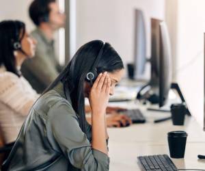 Las mujeres jóvenes experimentan mayores niveles de agotamiento cuando se enfrentan a un desequilibrio entre la vida laboral y personal. Foto de iStock