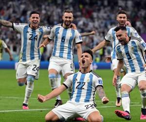 Lautaro Martínez hizo el penal decisivo de Argentina contra Países Bajos y celebró la clasificación a semifinales del Mundial de Qatar 2022.