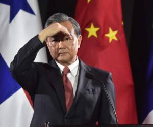 Chinese Foreign Minister Wang Yi covers the light from his eyes during a press conference offered along with his Panamanian counterpart Isabel De Saint Malo (out of frame) at the Simon Bolivar Palace in Panama City on September 17, 2017. Wang Yi is making his first official visit to Panama since the Central American country established formal diplomatic ties with China in June 2017. / AFP PHOTO / Rodrigo ARANGUA