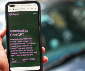 <i>La técnica consiste en inundar internet de desinformación para que esta sea detectada e incorporada por los bots conversacionales. Foto de iStock</i>