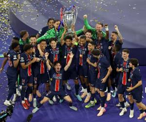 <i>Múnich (Alemania), 31/05/2025.- El capitán del PSG, Marquinhos, levanta el trofeo tras la victoria de su equipo en la final de la UEFA Champions League entre el Paris Saint-Germain y el Inter de Milán en Múnich, Alemania, el 31 de mayo de 2025. El PSG ganó 5-0. (Liga de Campeones, Alemania) EFE/EPA/FRIEDEMANN VOGEL</i>