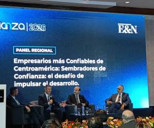 <i>Panel empresarial dialogando en la Cumbre Confianza 2026: Rodrigo Tona (TERNOVA), Luis Alberto Alfonso Monterroso (DOS PINOS) y Raúl González (PROGRESO), con la moderación de Juan Pablo Morataya (CentraRSE). (Foto: José Carlos Flores -E&amp;N) </i>