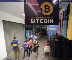<i>El Salvador se convirtió en septiembre de 2021 en el primer país del mundo en adoptar el bitcoin como moneda de curso legal, junto al dólar estadounidense, lo que se convirtió en la principal apuesta económica del presidente salvadoreño, Nayib Bukele. Foto de AFP</i>