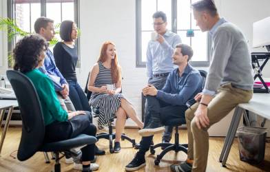 <i>De acuerdo con el informe, cerca del 44 % de los jóvenes renunció por no sentir que el propósito de la organización se alineara con el personal. Foto de iStock</i>