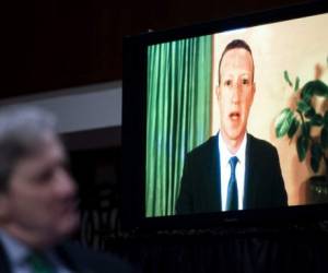 Mark Zuckerberg, director ejecutivo de Facebook, testifica de forma remota mientras el senador John Kennedy (R-LA) observa durante la audiencia del Comité Judicial del Senado sobre 'Breaking the News: Censorship, Suppression, and the 2020 Election' en Capitol Hill el 17 de noviembre. 2020 en Washington, DC. (Foto de Bill Clark / POOL / AFP)