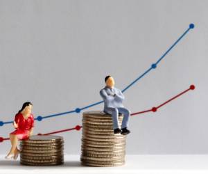 <i>Una mujer en El Salvador con 7 a 9 años de educación, gana mensualmente US$276,8 un 53 % menos que un hombre con el mismo nivel. Foto de iStock </i>