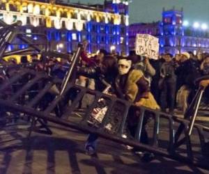 Este fin de semana, el drama de Iguala llegó a las calles del DF y tras una marcha multitudinaria se produjeron incidentes frente a Palacio Nacional. (Foto: AFP)