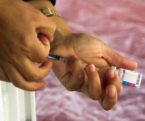 A health worker prepares a flu vaccine in Mexico City, on October 3, 2020. - A national free flu vaccination campaign started in Mexico amid the COVID- 19 coronavirus pandemic. (Photo by CLAUDIO CRUZ / AFP)