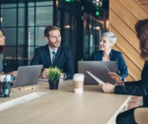 El 45 % de las compañías realiza estudios periódicos sobre salud mental, pero el 55 % no cuenta con datos recientes para la toma de decisiones. Foto de iStock