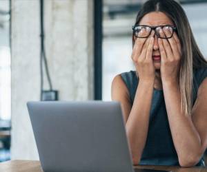 Muchos ya no reconocen el burnout o agotamiento por trabajo como un problema: se ha normalizado el cansancio, la falta de motivación y el “estar en automático”. Foto de istock
