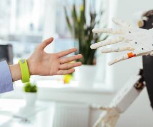 La IA está siendo percibida de forma dual: como facilitadora del trabajo cuando se aplica bien y como fuente de estrés si se impone sin una cultura de bienestar. Foto de iStock