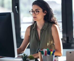 Las mujeres que venden a clientes masculinos tienen tres veces más probabilidades de recibir pagos digitales, lo que pone de relieve la demanda de transacciones financieras seguras y accesibles. Foto de iStock