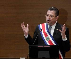 Aumentan los comentarios negativos sobre el presidente de Costa Rica