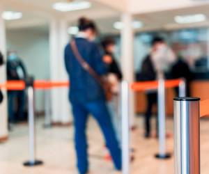 El plan busca actualizar los criterios, las medidas y los procedimientos para que la experiencia de los clientes de los bancos de Panamá sea cónsona con el entorno digital. Foto de iStock
