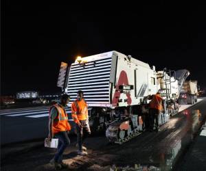 <i>Rehabilitación de pistas en Tocumen entra en nueva fase con más de 120 trabajadores y 63 equipos en operación. FOTO CORTESÍA </i>