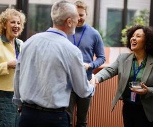 <i>Cada vez son más las compañías que promueven la participación de sus equipos en cámaras empresariales, congresos y otros espacios de interacción. Foto de iStock</i>