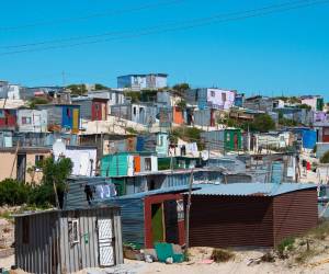 <i>En Latinoamérica y el Caribe se suman otras complicaciones, como la informalidad laboral, el déficit cualitativo de vivienda y dificultades para acceder a financiación. Foto de iStock</i>