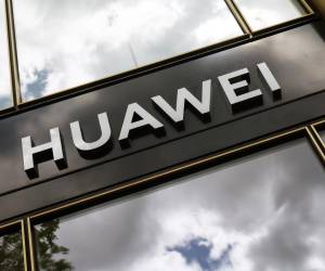 <i>El logotipo de Huawei se ve en la tienda de la compañía antes de un evento de lanzamiento de producto en Berlín, Alemania, el 15 de mayo de 2025. EFE/EPA/Hannibal Hanschke</i>