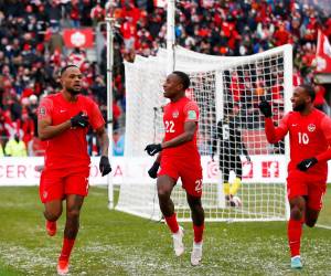 Los aficionados canadienses celebran por todo lo alto lo que las nuevas generaciones nunca habían disfrutado: clasificar a un mundial de fútbol en categoría adulta.