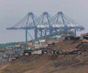 <i>Fotografía de archivo tomada el 29 de octubre de 2024 en el puerto de Chancay, que abrirá una puerta a China en las costas de Lima, Perú, y será una escala fundamental de la Nueva Ruta de la Seda en Suramérica. EFE/Paolo Aguilar</i>