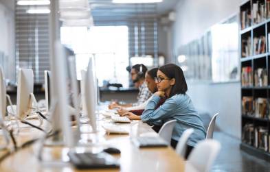 Informe advierte que decisiones erróneas en la política educativa han vulnerado logros históricos, deteriorado la calidad de los aprendizajes y debilitado la inversión en educación hasta niveles comparables con los de hace cuatro décadas. Foto de iStock