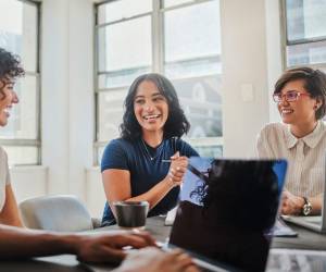<i>La IA generativa está modificando los puestos de nivel inicial al automatizar tareas repetitivas que sirvieron como espacios de aprendizaje para los profesionales que posteriormente ocuparon posiciones de mayor responsabilidad. Foto de iStock</i>