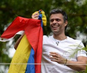 El líder opositor Leopoldo López saludó desde el jardín a sus simpatizantes, en la primera jornada luego de que el gobierno otorgara el beneficio de arresto domiciliar. Sin embargo, su aparición hecha por tierra la versión del tribunal Supremo de que se trató por problemas de salud.