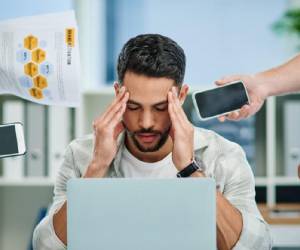Para evitar crear un ambiente de trabajo que arroje una luz positiva sobre la productividad tóxica, los líderes del lugar de trabajo deben centrarse en ser buenos modelos para su equipo. Foto de iStock