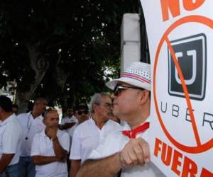 El Consejo de Transporte Público ya dijo hace meses que si Uber quiere operar en el país, debe someterse a las regulaciones del transporte público.