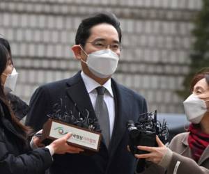 Lee Jae-yong (C), vicepresidente de Samsung Electronics, llega a un tribunal para un juicio por su escándalo de soborno que involucra al ex presidente surcoreano Park Geun-hye en Seúl el 18 de enero de 2021 (Foto de Jung Yeon-je / AFP)
