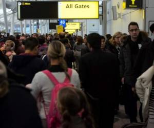 Los aeropuertos de Estados Unidos comienzan a resentir los efectos de la paralización parcial del gobierno. El fin de semana hubo severos retrasos en terminales del Aeropuerto Internacional de Miami.