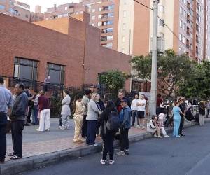 <i>Personas evacuan edificios tras un fuerte temblor en Bogotá (Colombia). EFE/ Mauricio Dueñas Castañeda</i>