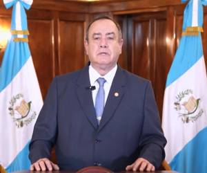 Presidente de Guatemala asegura que se respetará la transición democrática en enero