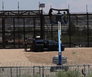 Integrantes del Ejercito de Estados Unidos vigilan el muro fronterizo en Ciudad Juárez en el estado de Chihuahua (México). Imagen de archivo. EFE/ Luis Torres