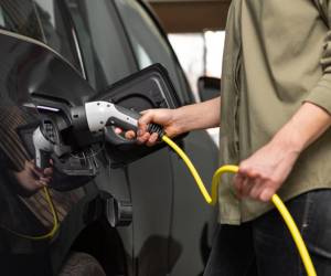 Expertos: Caída de los precios de los vehículos eléctricos podría obstaculizar su adopción