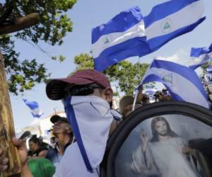 People take part in a protest asking for the resignation of Nicaraguan President Daniel Ortega and his wife and Vice President Rosario Murillo, and demanding justice and freedom for politic prisioners, in Managua, on August 11, 2018.Civil unrest shows no sign of ending, despite a recent decline in violence. More than 300 people have been killed and 2,000 wounded in the past four months, according to rights groups, although the government puts the death toll at 197. / AFP PHOTO / INTI OCON