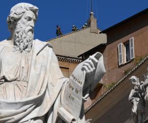 <i>Los bomberos instalaron este viernes la chimenea en el techo de la Capilla Sixtina del Vaticano con motivo del cónclave, que se iniciará el 7 de mayo, para elegir al nuevo papa y por el que saldrá el humo negro o blanco que anunciará el resultado de las votaciones de los cardenales. EFE/EPA/ETTORE FERRARI</i>