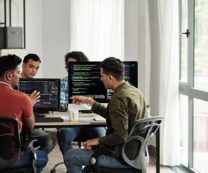 El INEC reporta una caída del subempleo y del empleo informal, aunque estos últimos siguen siendo retos estructurales. Foto de iStock