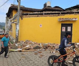 <i>Personas caminan frente a una casa afectada por un temblor este martes, en Santa María de Jesús (Guatemala). Dos fuertes temblores, de magnitud 5,2 y 5,7, sacudieron este martes Guatemala sin mayores consecuencias reportadas por las autoridades. EFE/ Bomberos Voluntarios Guatemala</i>