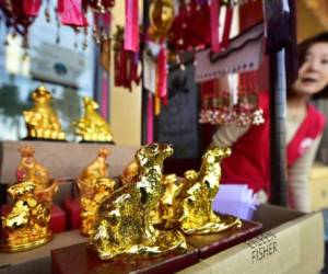 China celebra el inicio del Año del Perro. Los comercios venden figuras alusivas al animal que rige este año.